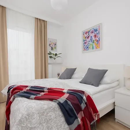 Cozy With Balcony & Parking In By Renters Appartement Varsovie