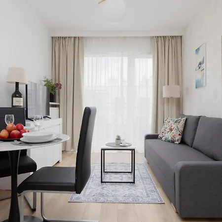 Cozy With Balcony & Parking In By Renters Varsovie