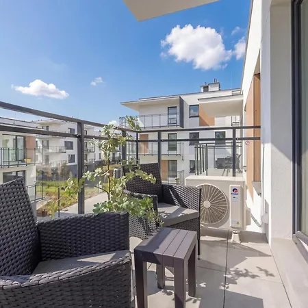 Cozy With Balcony & Parking In By Renters Apartamento Varsóvia