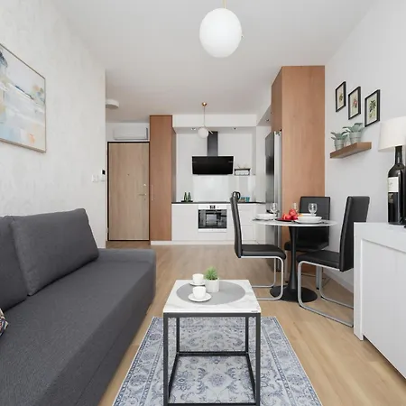 Cozy With Balcony & Parking In By Renters Appartement Varsovie