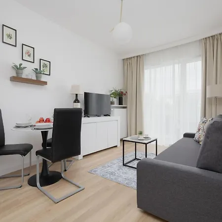 Cozy With Balcony & Parking In By Renters *