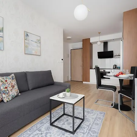 Cozy With Balcony & Parking In By Renters *