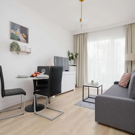 Cozy With Balcony & Parking In By Renters *
