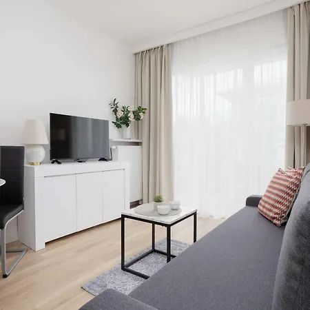 Cozy With Balcony & Parking In By Renters *