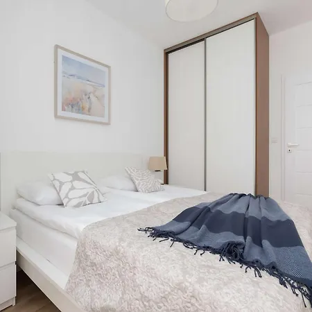 Cozy With Balcony & Parking In By Renters Apartamento