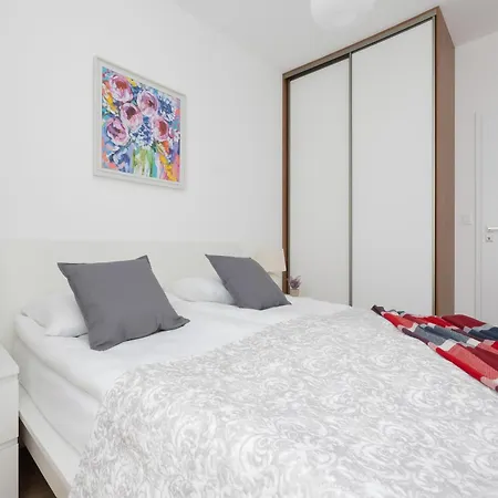 Appartement Cozy With Balcony & Parking In By Renters