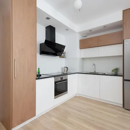 Cozy With Balcony & Parking In By Renters Varsóvia