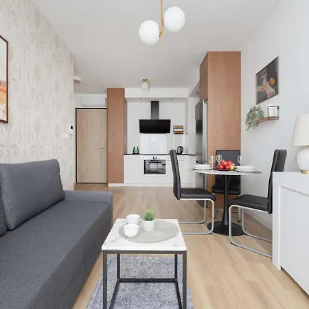 Cozy With Balcony & Parking In By Renters Apartamento Varsóvia