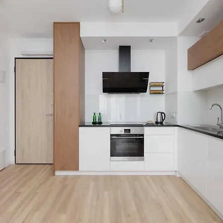 Cozy With Balcony & Parking In By Renters * Varsóvia