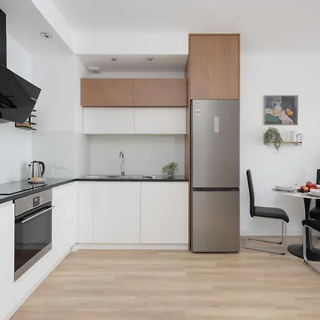 Apartamento Cozy With Balcony & Parking In By Renters Varsóvia