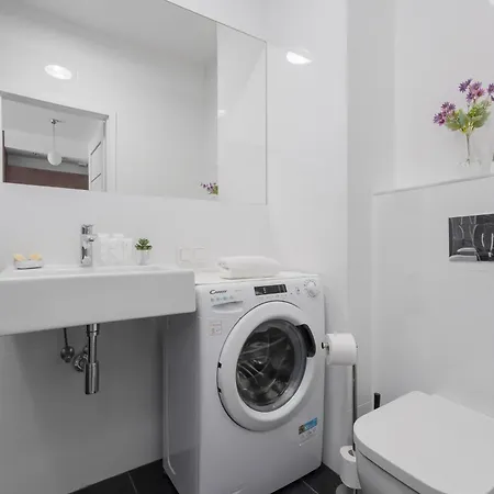 Appartement Cozy With Balcony & Parking In By Renters *