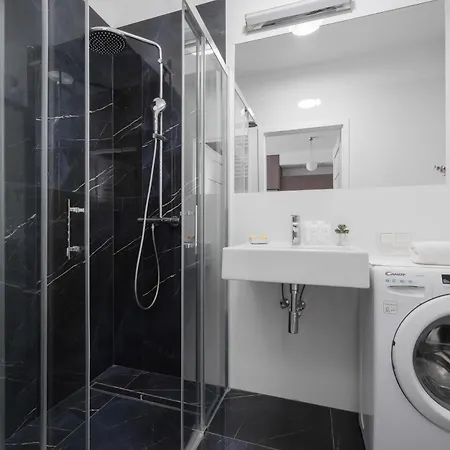 Cozy With Balcony & Parking In By Renters Appartement *