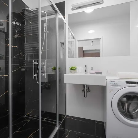 Cozy With Balcony & Parking In By Renters Appartement *