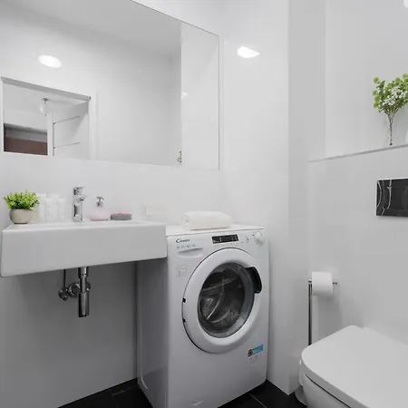 Cozy With Balcony & Parking In By Renters Apartamento