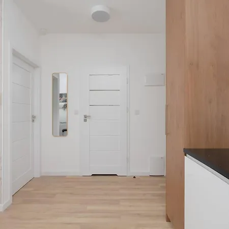 Cozy With Balcony & Parking In By Renters * Varsovie